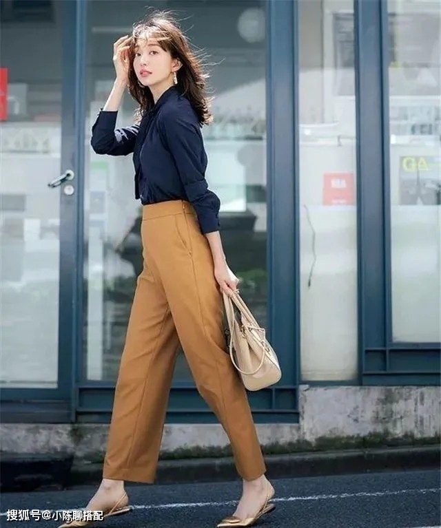 层次 贵气有质感的“卡其神裤”，优雅女人这样穿，比小白裤更高级