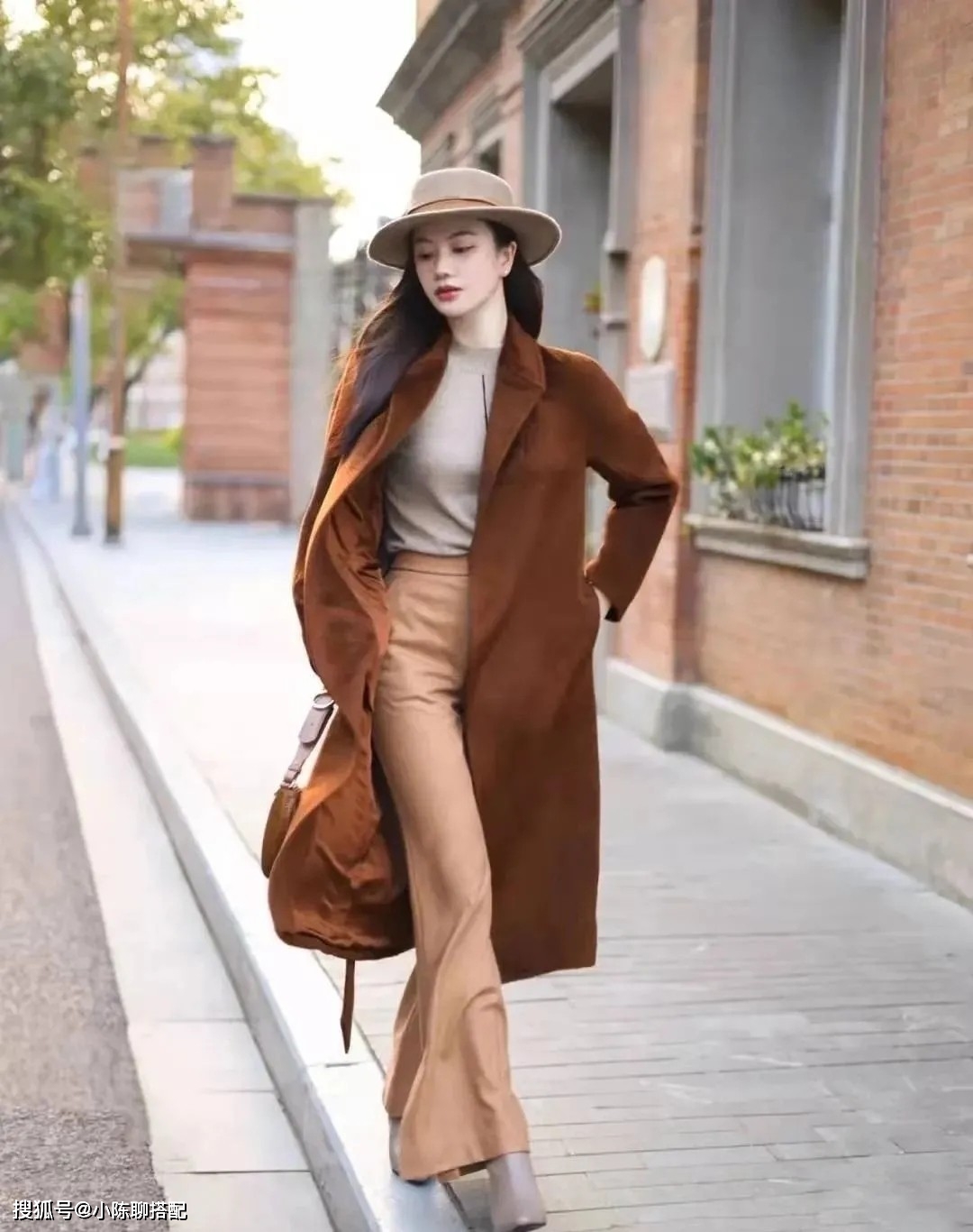 层次 贵气有质感的“卡其神裤”，优雅女人这样穿，比小白裤更高级