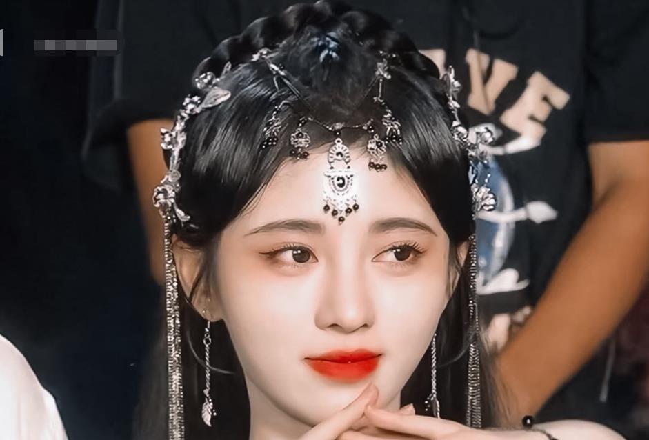 永久鞠婧祎终于想通了，洗掉半永久浓妆换上伪素颜，五官好真实