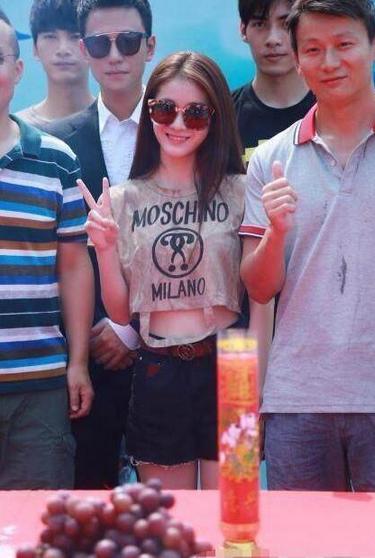 一身 唐艺昕太任性了！裹层“牛皮纸”就走机场，这么穿张若昀答应吗？