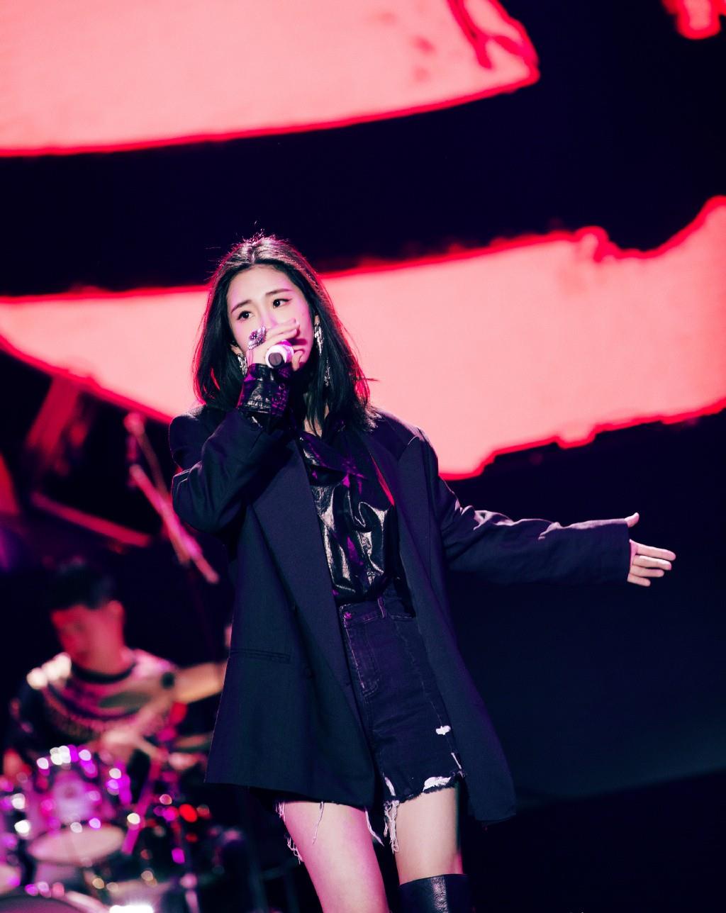 发型 张碧晨终于换发型,扎脏辫配过膝长靴酷酷的摇滚范,30岁美得出众