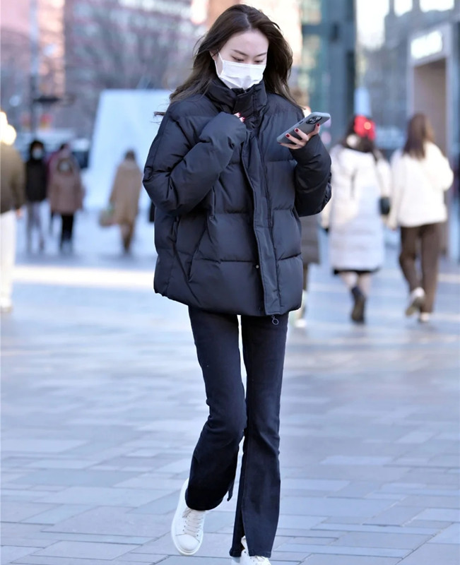 “黑羽绒服”怎么穿回头率更高？北京女孩告诉你答案 优雅又时髦-家庭网