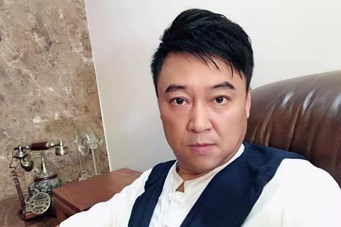 张小伟直播力挺赵本山,指责娇娇毁坏师父名誉,抱怨杨树林抢饭碗_徒弟