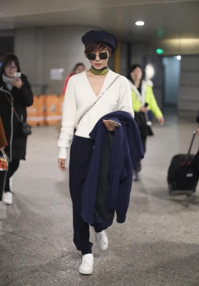 设计 王珞丹身材不算瘦,但穿露肩连体裤还挺个性,身高加分不少