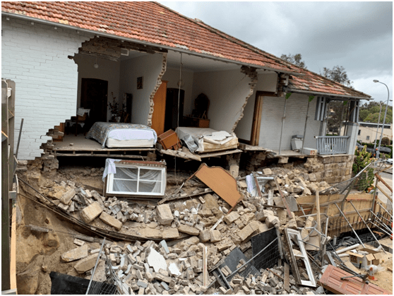 原创一户家庭深夜熟睡时房屋发生坍塌一家5口人全都被砸死