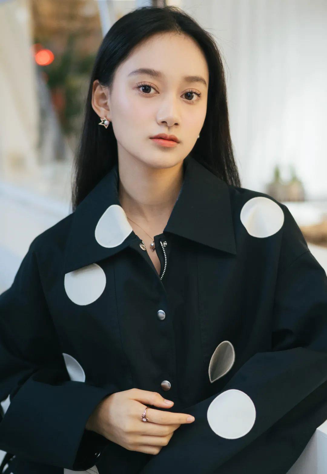 棕色画眉不贴骨，一定很辛苦（宋小宝让我顿悟）