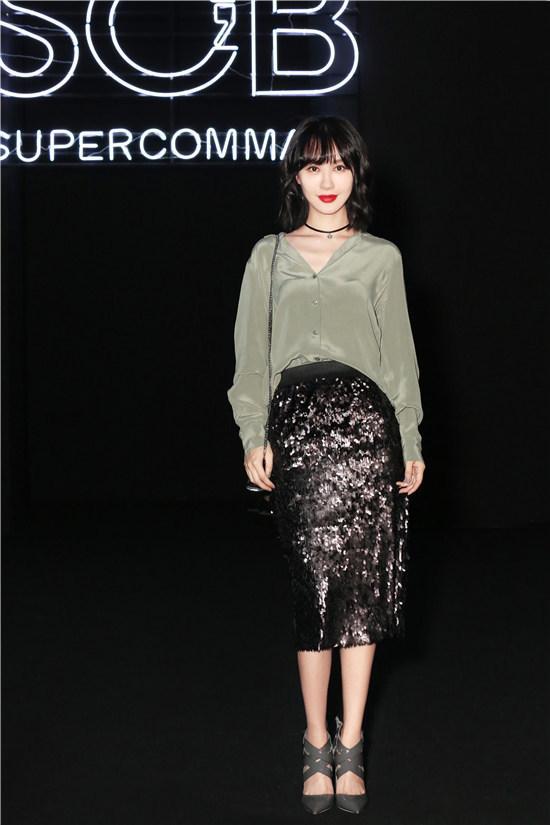 样式 李菲儿的“柯基臀”煞是迷人，穿碎花裙难掩玲珑曲线，优雅又性感