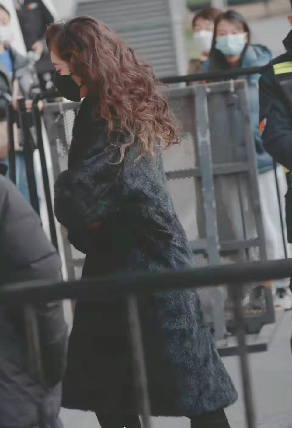 帆布鞋 杨幂穿黑色仿皮草单排扣长大衣配帆布鞋,卷发飘逸,简约保暖又高贵