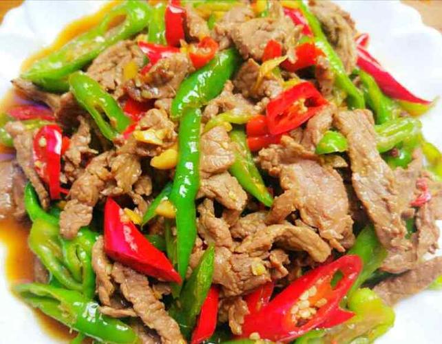 用双椒炒牛肉是一道美食._彩椒_尖椒_大蒜