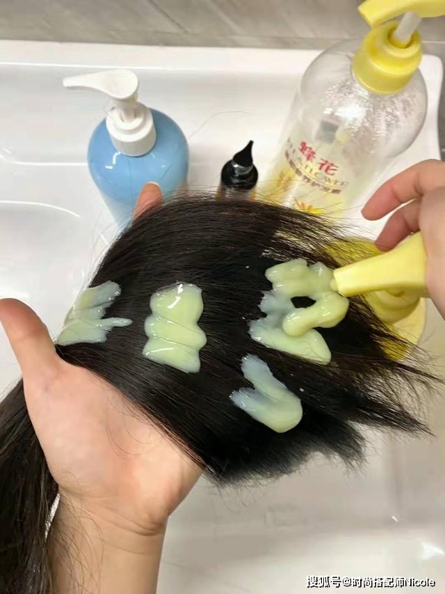 Nicole最近流行的倒叙洗头法：先涂护发素，再洗头，效果到底咋样？