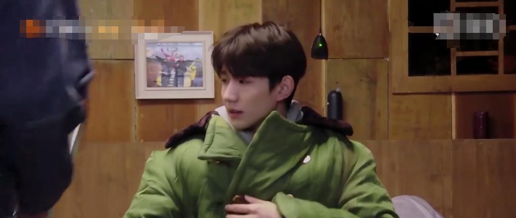 巧的是,王源这次感冒了也不能就此休息,而是要准备晚上表演的节目