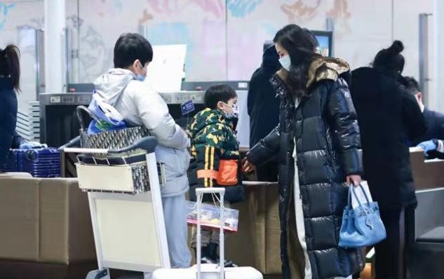 黑色 黄圣依心真大，拎20万包带3助理出街，却忙着逗小儿子忽略安迪