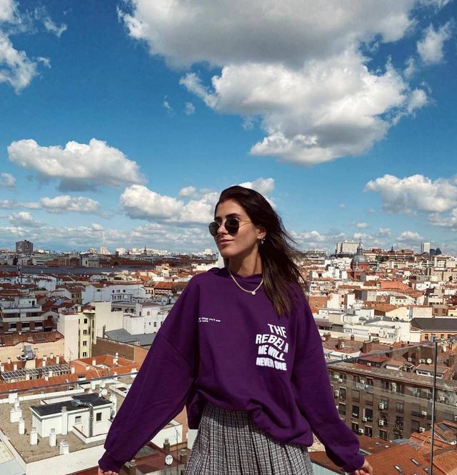 韩红暴 韩红暴瘦34斤！卫衣搭牛仔裤真时髦，站兵哥哥中间“小鸟依人”