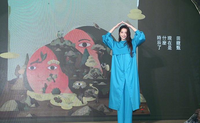 田馥甄 Hebe田馥甄久违露面!穿宝石蓝长裙肿得像孕妇,打扮臃肿太浪费身材