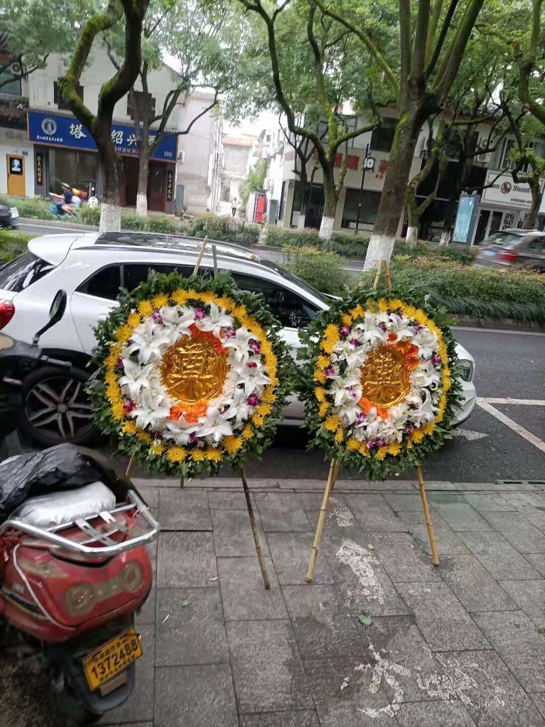 花圈应该怎么送 给逝者送哀悼花圈要注意哪几点讲究 花篮 鲜花 死者