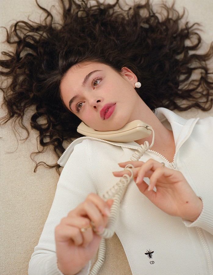 近日,戴娃·卡塞尔登上了「muse」杂志2022年春夏新刊,照片中的她躺在