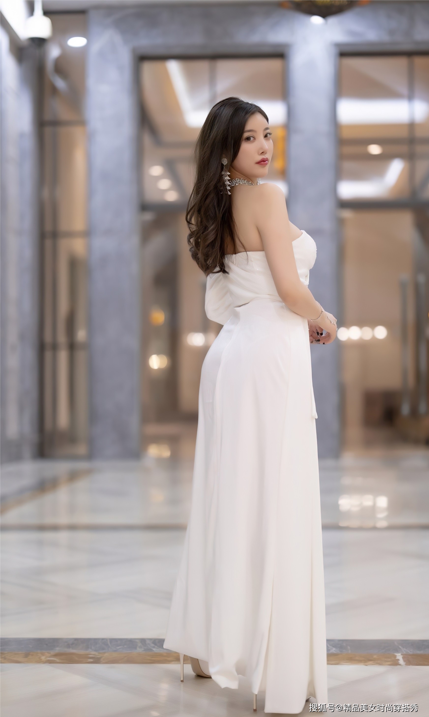 白色的礼服裙,简约又不失设计的穿搭,妥妥的气质女王