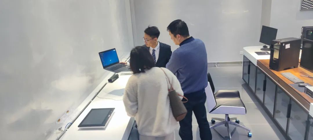 杭州余杭区人社局副局长励波与科技口莅临云针科技参观指导