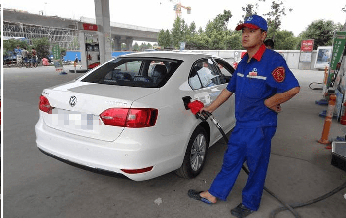 速腾加成92号汽油,车主索赔新车惹怒加油工,破大众配吗?