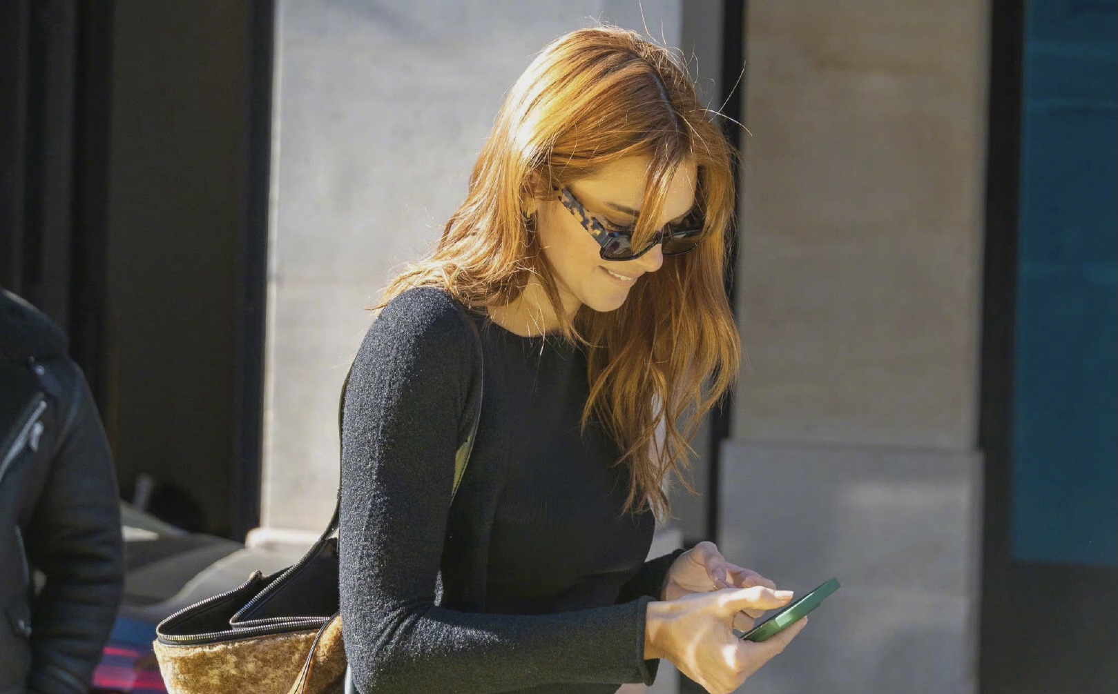 卡戴珊|肯豆新发色也太飒了，定睛一看撞色寡姐，网友：还是黑色适合她！