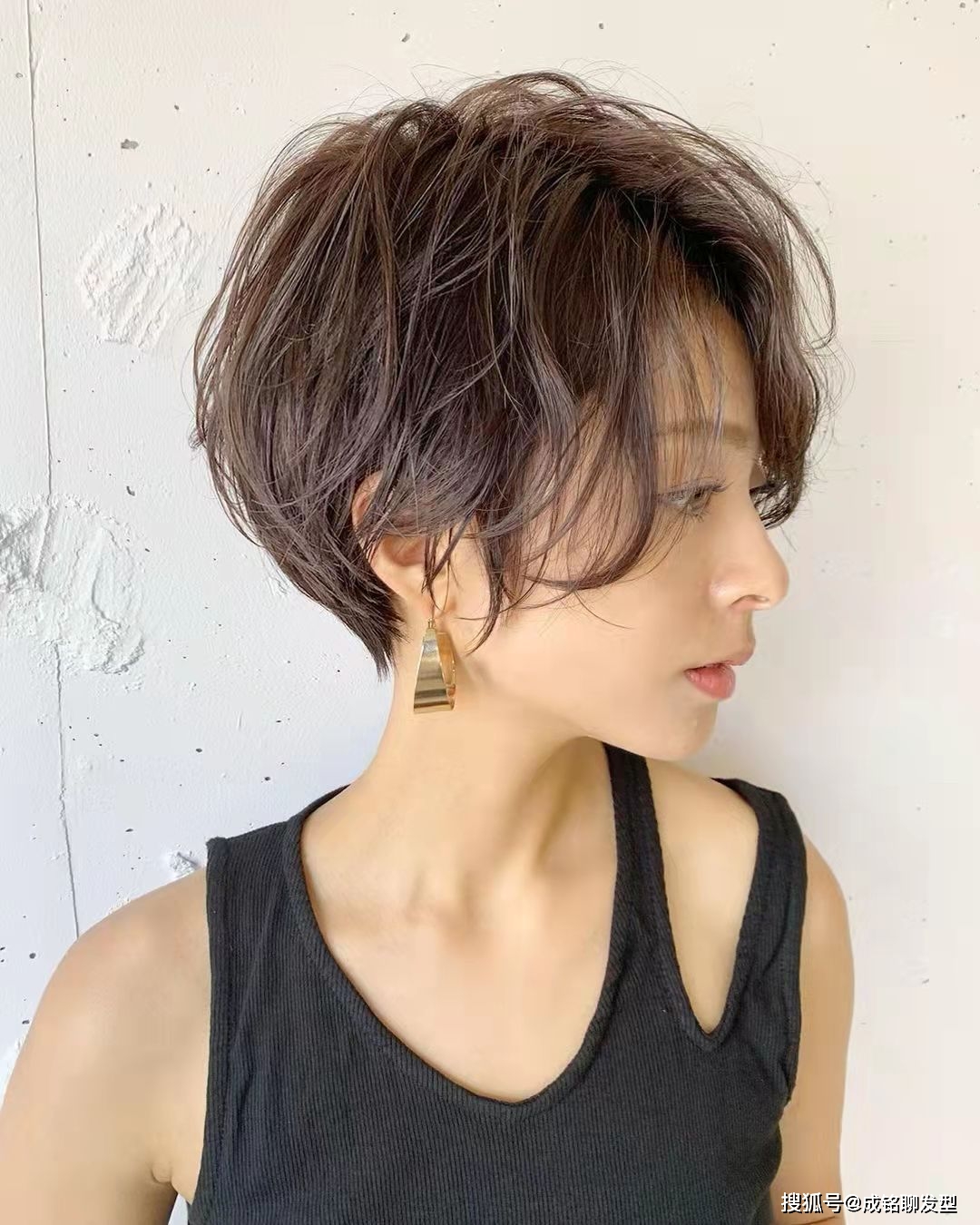 发型时尚减龄的短发,当属“时髦色+纹理烫”最流行,显脸小又显气质