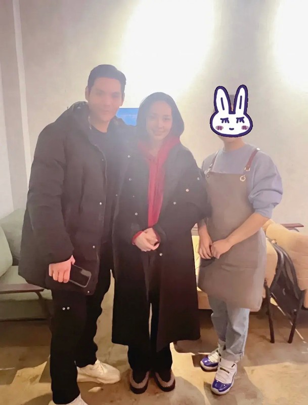 层次 郭碧婷一家用餐被偶遇,素颜穿着朴素似路人,发际线秃一块显沧桑