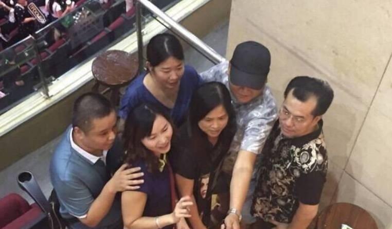 易烊千玺的父母的简介 8c16f703353e47b5a8787b1838b3e749.jpeg