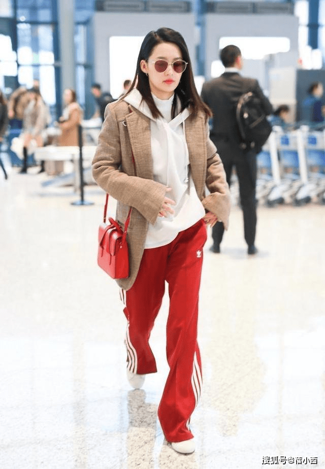 藏蓝色 李沁的搭配太聪明，私服偏爱针织衫+阔腿裤，春季这么穿真时髦