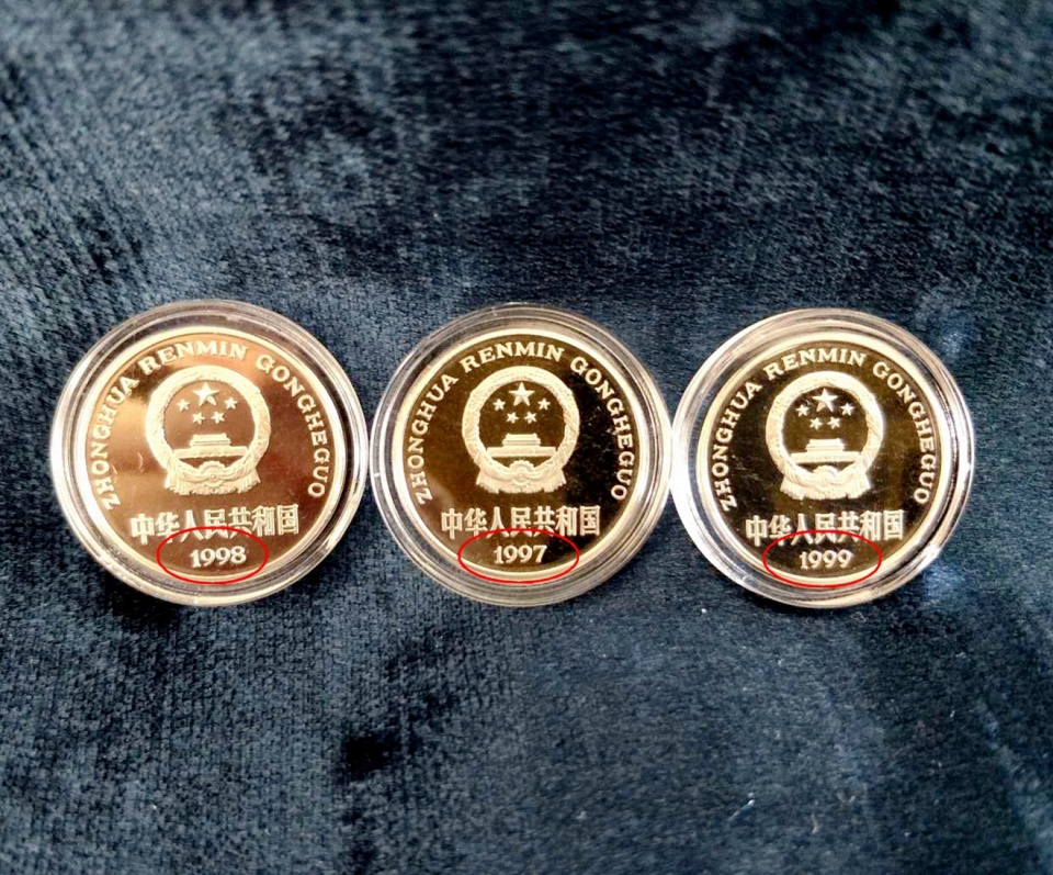 1元硬币正面图案以"1元"及牡丹花为主图,背面国徽为主景,下方印有铸造