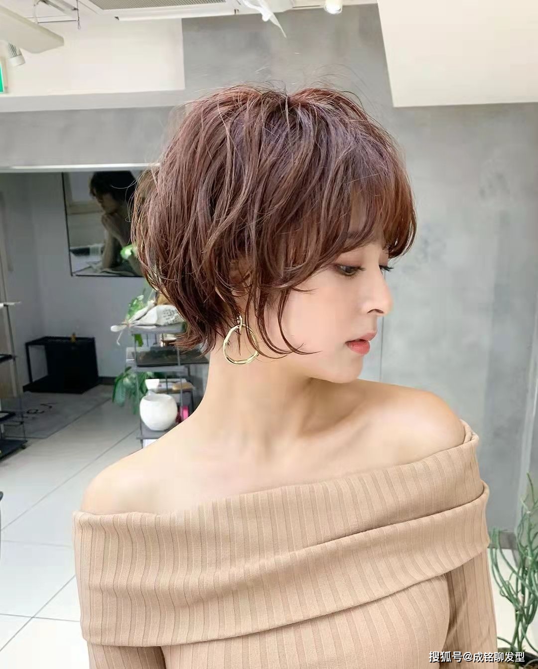 发型时尚减龄的短发,当属“时髦色+纹理烫”最流行,显脸小又显气质