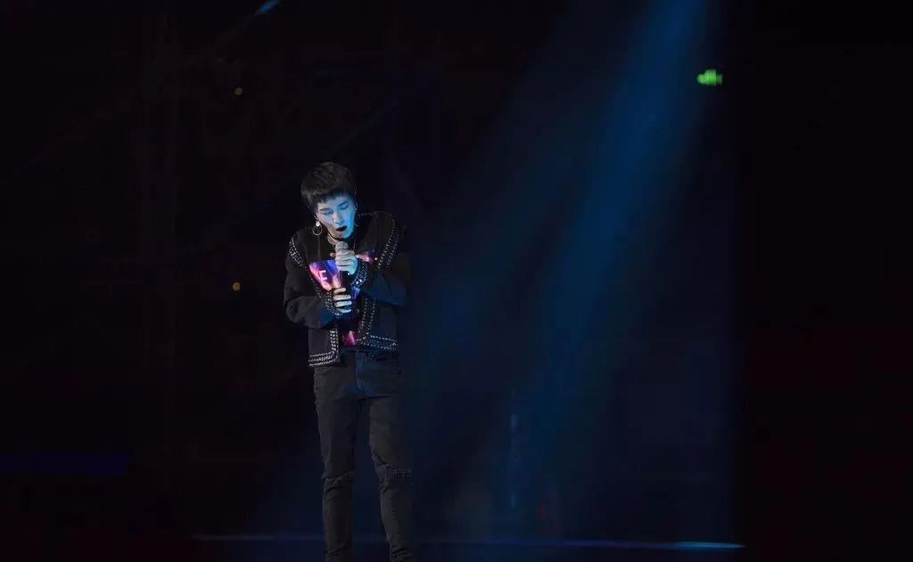 因为|华晨宇：从音乐奇才到“人人喊打”，他到底经历了什么？