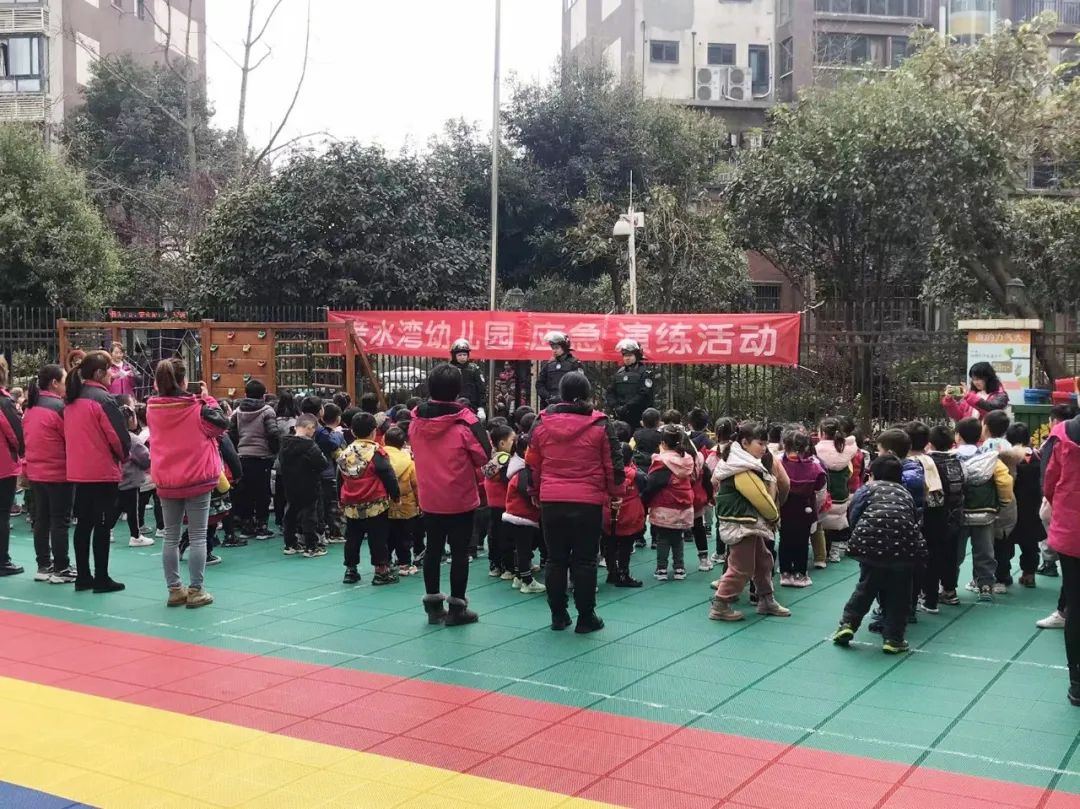 校园|铜梁警方：民警进幼儿园开展反恐防暴演练