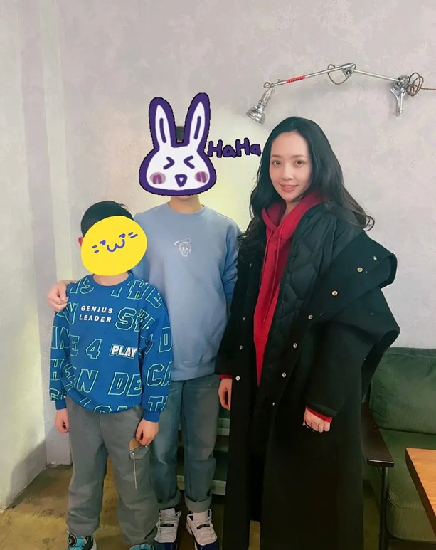 层次 郭碧婷一家用餐被偶遇,素颜穿着朴素似路人,发际线秃一块显沧桑