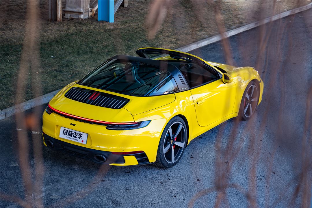 雪天開敞篷車不可能保時捷911targa4s可以哈