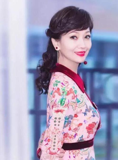 洗头海清近照曝光略显老态：女人过了40岁，在4个地方要对自己狠点