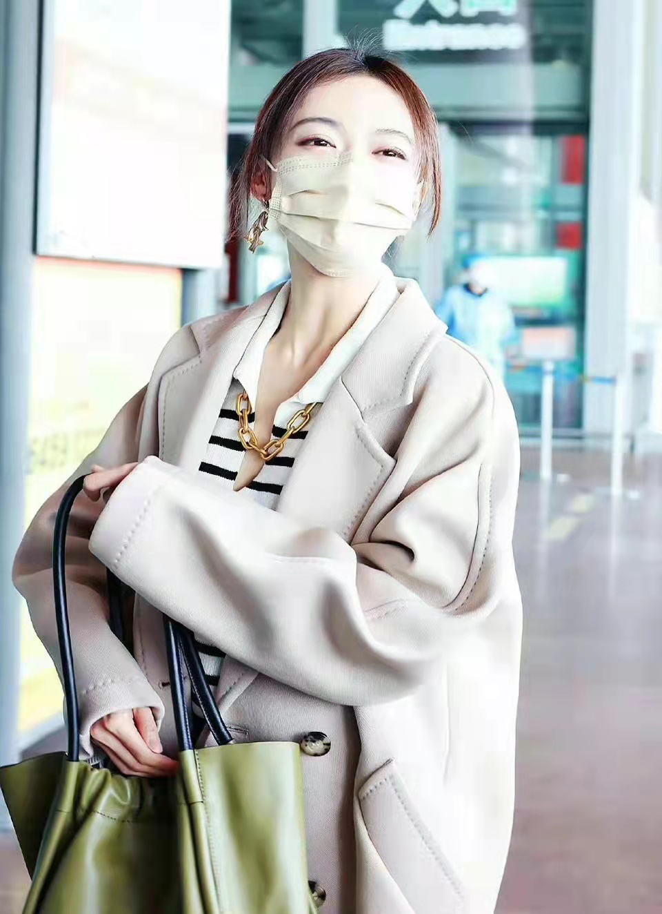 大衣 吴谨言春装穿奶茶色长款大衣搭配珊瑚蓝色牛仔裤，时尚又别致