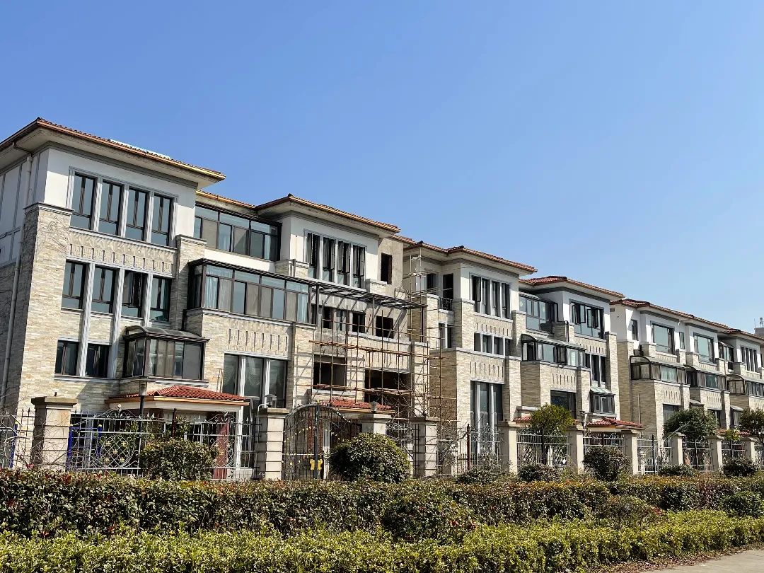 清华苑的地理位置除了离学校近外,靖江人民医院,马