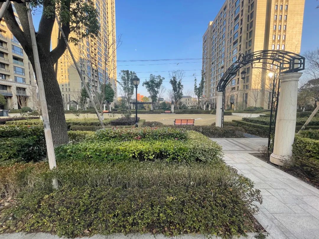 清华苑清华苑是靖江有年头的别墅群了,分独栋,联排,因为紧邻省靖中老