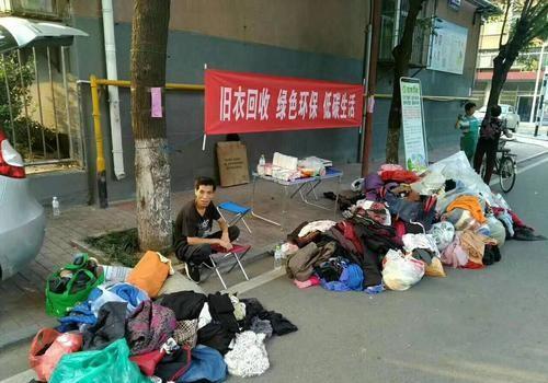 梦境解析，为何梦见自己捡拾他人旧衣并打算穿戴？