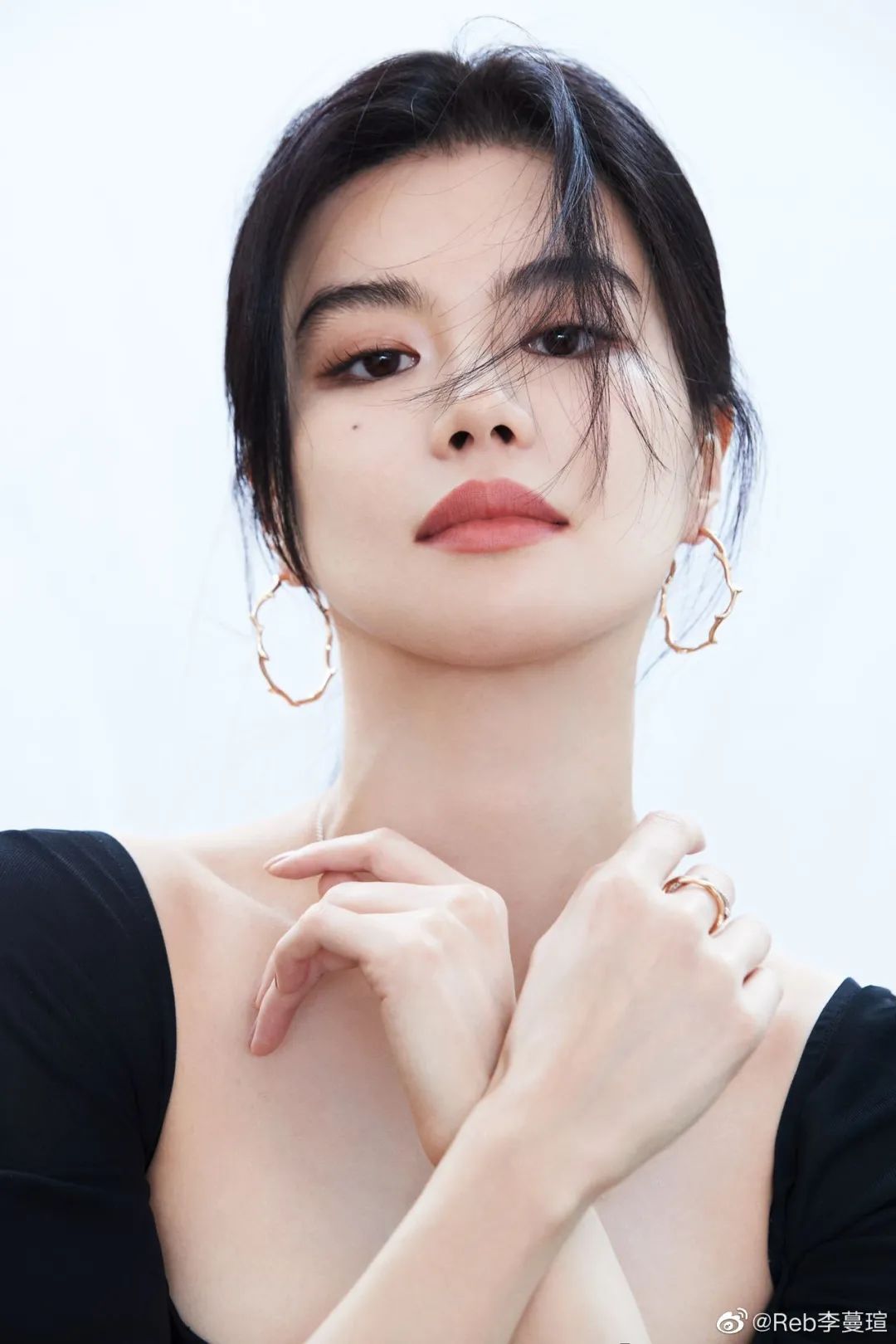 李蔓瑄受邀出席la rose dior珠宝系列限时精品店开幕酒会,翩然诠释