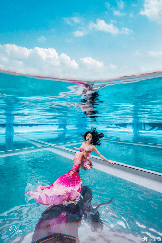 董璇携小酒窝水下cos美人鱼画面唯美又温馨这女儿基因真优秀