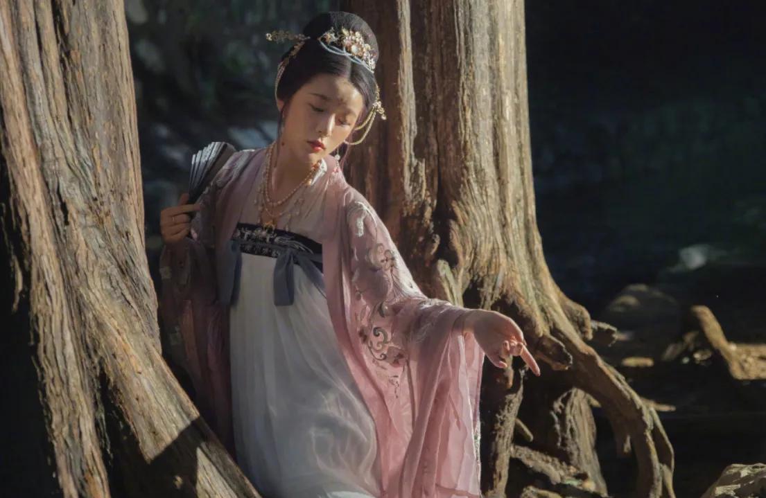长江七号 童星之光！徐娇晒旗袍美照，曲线玲珑，哪里还有《长江七号》里的假小子样？