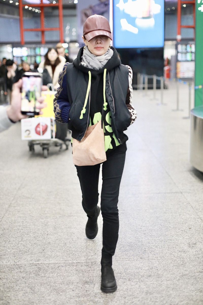 身材 马伊琍越活越年轻,穿牛仔装配小黑裤清爽又减龄,哪像43岁俩娃妈