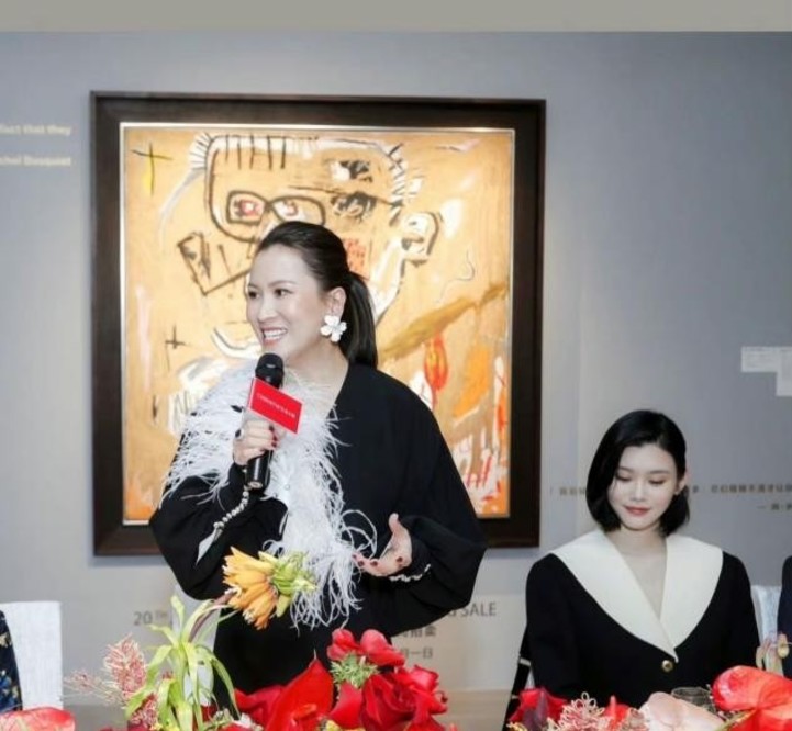 严重 奚梦瑶逛街被偶遇，发际线后移严重鬓角秃一块，怕冷还穿厚棉袄