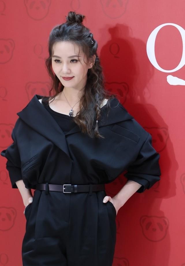 黑色 刘诗诗浓妆艳抹的样子还挺耐看的，一身高端气质黑，看着好更高挑