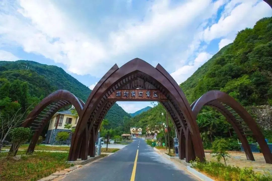 景区生态环境优良,气候宜人坐落在常山县东案乡梅树底村境内梅树底