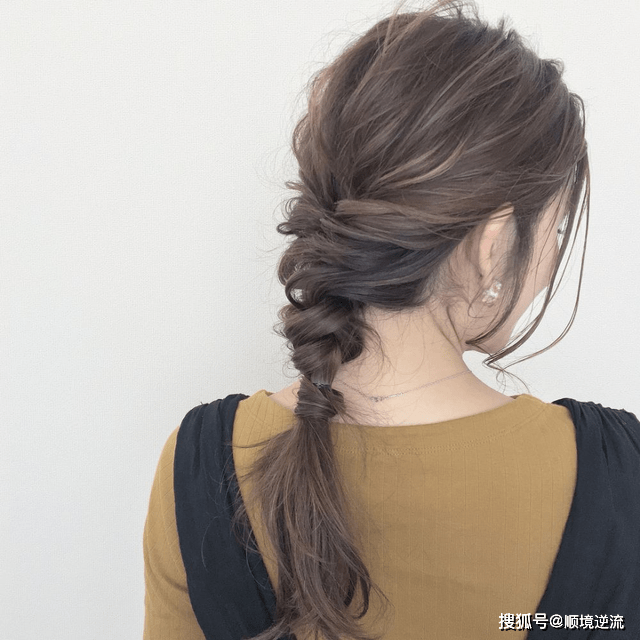 发型蔡依林与张韶涵梳同款麻花辫,同样不到160身高,气场完全不同