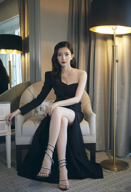 真担心江疏影走光,穿超短裙跪着与粉丝合影,这是腿长的烦恼吗?