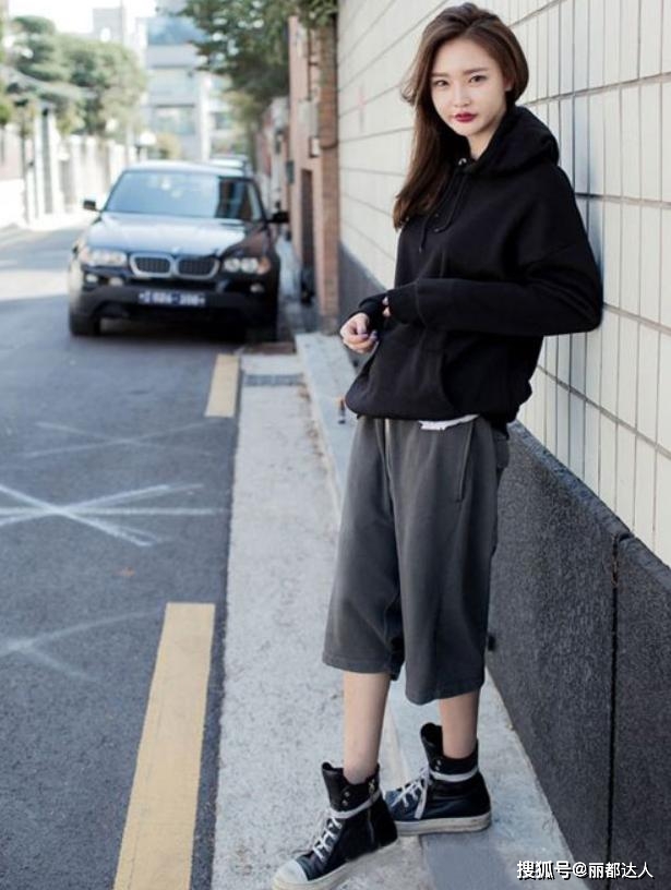 卫衣 同一件卫衣，配小黑裤和配阔腿裤的差距究竟有多大？对比太扎心了