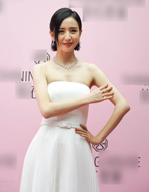 亮片有种“身材”叫佟丽娅，穿上抹胸白裙不见一丝赘肉，生图状态也美